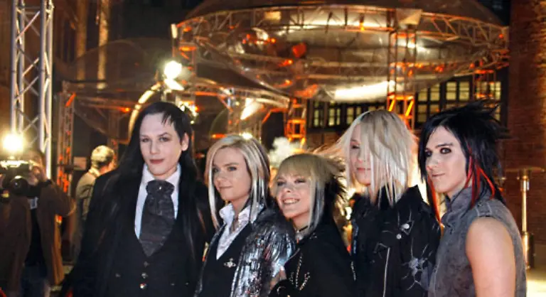 Ihr-Outfit-zeigt-Einfluesse-aus-der-japanischen-Jugendkultur-Visual-Kei-In-die-Charts-haben-es-Strify-Luminor-Yu-Kiro-und-Shin-mit-dem-Titel-Lovesongs-vor-wenigen-Monaten-erstmals-geschafft-an-Live-Erfahrung-mangelt-es-ihnen-noch