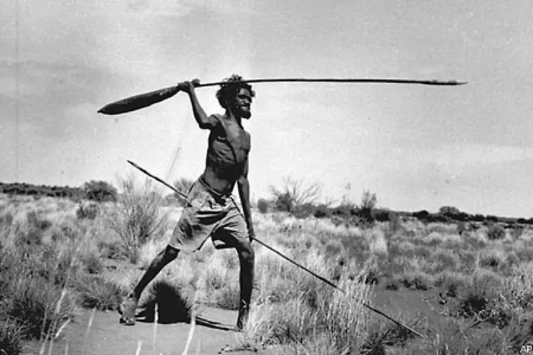 Vor-Ankunft-der-Europaeer-zogen-die-zahlreichen-Einzelvoelker-die-unter-dem-Begriff-Aborigines-zusammengefasst-werden-als-Nomaden-durch-Australien