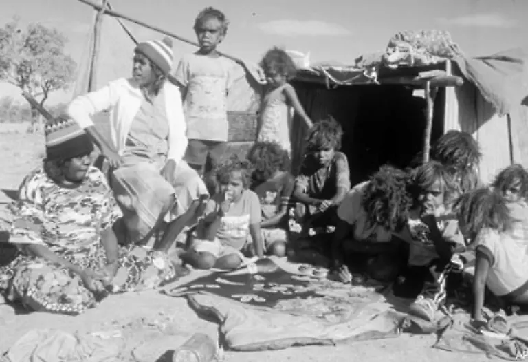 Sie-lebten-in-Familienverbaenden-von-20-bis-50-Mitgliedern-und-bildeten-in-dieser-Vielzahl-von-Einzelverbaenden-ueber-250-verschiedene-Sprachen-aus