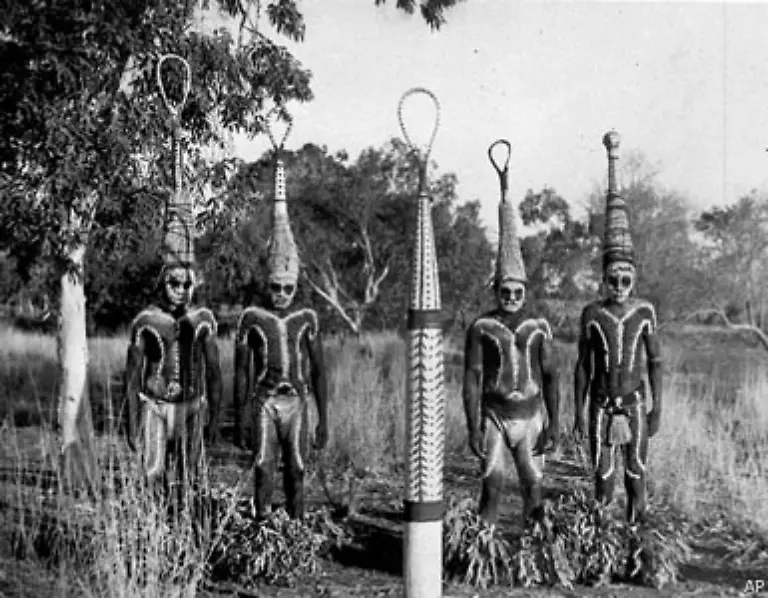 Da-sie-aber-keine-Schrift-entwickelten-gaben-sie-Erkenntnisse-und-Kulte-ueber-Musik-und-Malerei-weiter