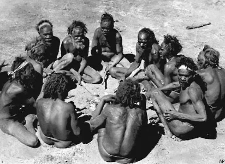 Ihrem-Glauben-zufolge-zogen-ihre-Ahnen-in-der-Traumzeit-ueber-den-Kontinent-und-teilten-ihn-in-Traumpfade-auf-Auf-diesen-Pfaden-zogen-sie-durch-Australien