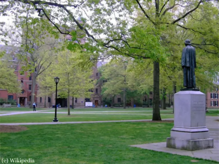 1969-ist-sie-eine-der-ersten-Frauen-die-an-der-Elite-Universitaet-Yale-aufgenommen-werden-Sie-studiert-Jura