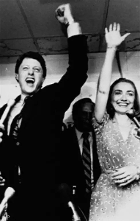 Ein-Jahr-spaeter-lernt-sie-hier-ihren-Kommilitonen-und-spaeteren-Mann-Bill-Clinton-kennen-den-sie-1975-heiratet