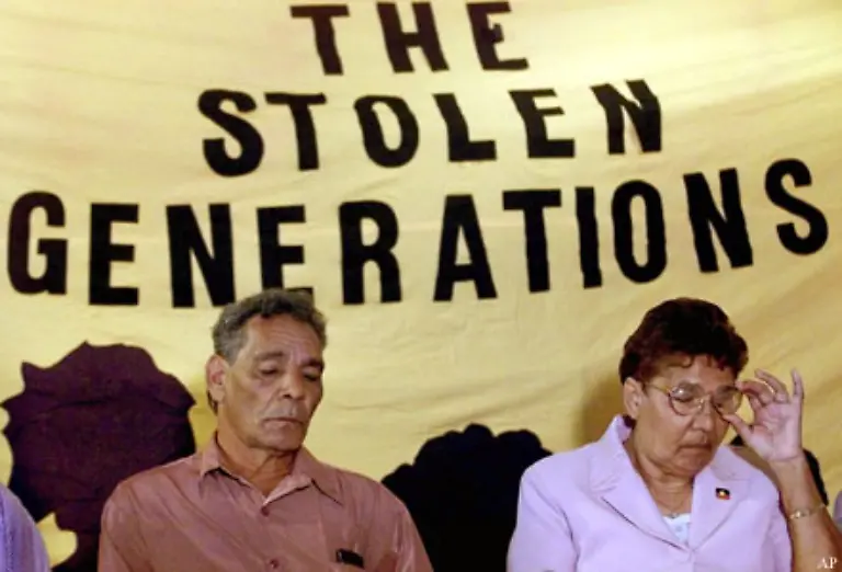 Etwa-70-000-Aborigines-gehoeren-zur-stolen-generation-die-ihrer-eigenen-Kultur-gewaltsam-entfremdet-wurde-Sie-wussten-oft-nicht-einmal-um-ihre-Herkunft