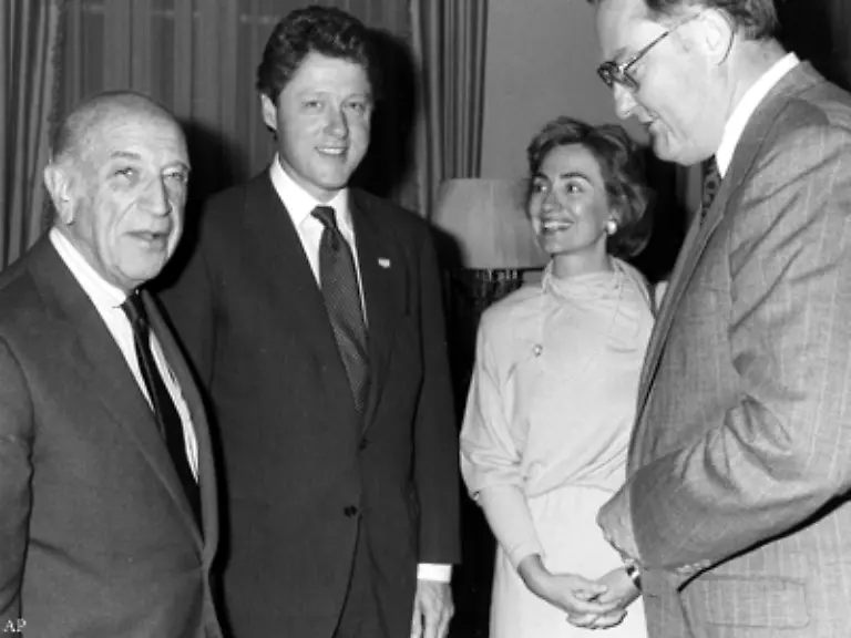 Zu-einer-Zeit-als-dies-in-Amerika-noch-voellig-unueblich-ist-behaelt-sie-zunaechst-ihren-eigenen-Nachnamen-bei-steigt-erst-spaeter-auf-Rodham-Clinton-um