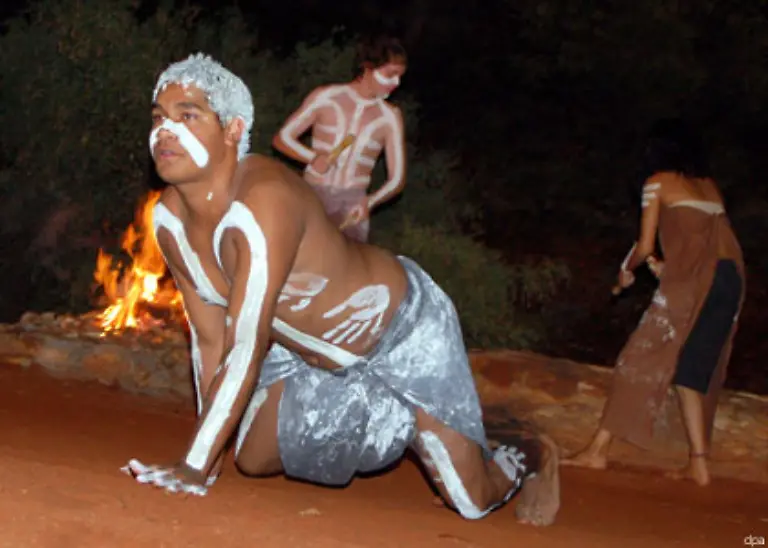 Begruendet-wurde-diese-Aktion-mit-dem-Wohl-der-Kinder-fuer-die-es-besser-sei-zivilisiert-aufzuwachsen-statt-in-vermeintlicher-Armut-in-der-Wildnis