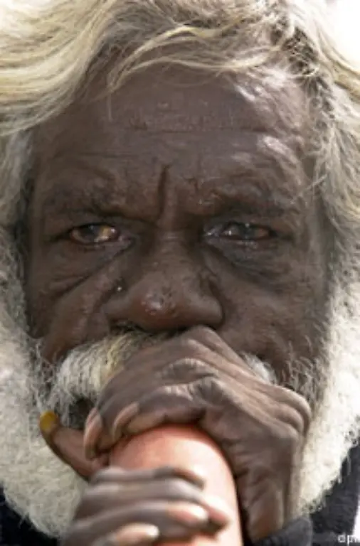 Bis-heute-bestehen-enorme-soziale-Ungleichheiten-So-liegt-die-Arbeitslosenquote-bei-den-etwa-400-000-Aborigines-um-ein-Vielfaches-hoeher-als-bei-den-21-Millionen-weissen-Australiern