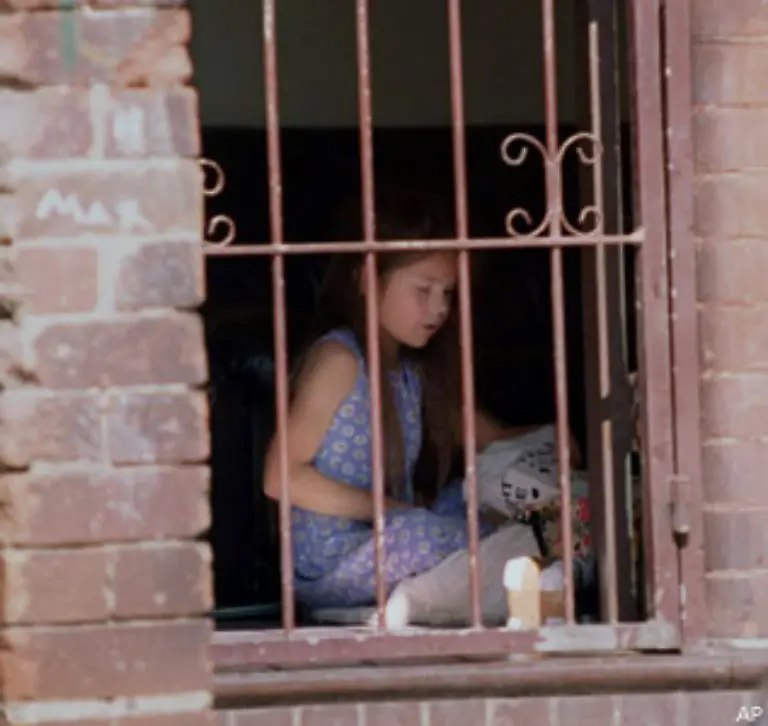 Die-Kindersterblichkeit-ist-viel-hoeher-als-bei-weissen-Australiern-ebenso-die-Zahl-der-Inhaftierten-In-einigen-Gefaengnissen-sitzen-bis-zu-90-Prozent-Aborigines