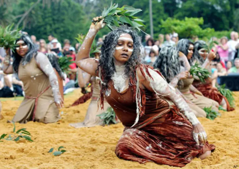 Trotz-erzwungener-Assimilation-sind-Kult-und-Tradition-jedoch-nicht-verschwunden-und-erfreuen-sich-auch-bei-der-weissen-Bevoelkerung-wachsender-Beliebtheit