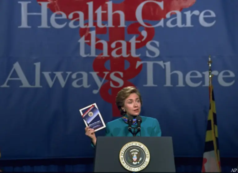 Hillary-Clinton-startet-mit-klaren-Vorstellungen-fuer-eine-neue-Gesundheitspolitik-doch-sie-verstrickt-sich-in-den-Wirren-einer-gigantischen-Reform-und-sieht-sich-einer-Vielzahl-von-Skandalvorwuerfen-ausgesetzt