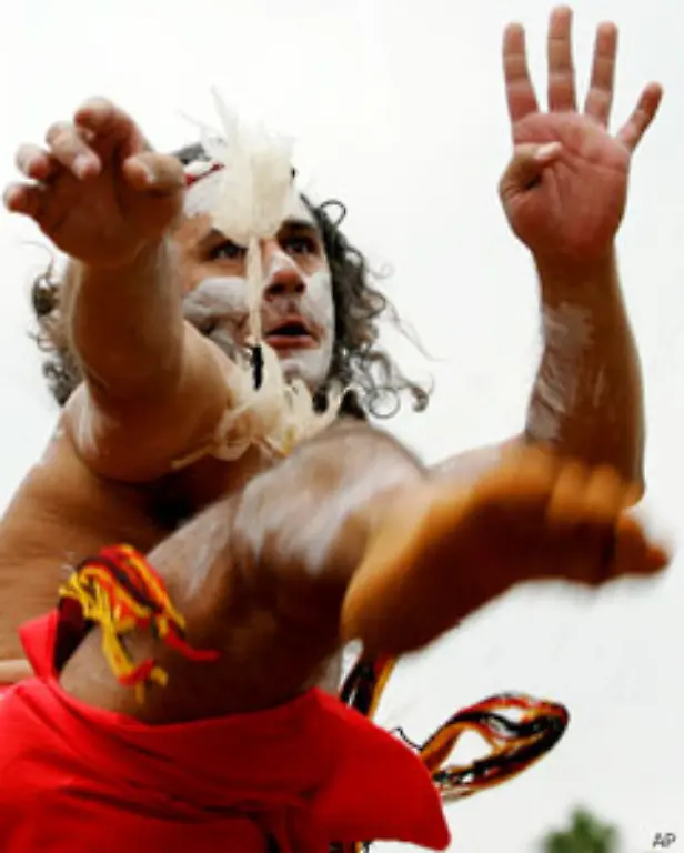 Umso-absurder-ist-es-dass-diese-Zeremonie-immer-oefter-vor-Touristen-und-fuer-Geld-aufgefuehrt-wird-und-weisse-Australier-mit-der-Aborigine-Kultur-fuer-ihr-Land-werben