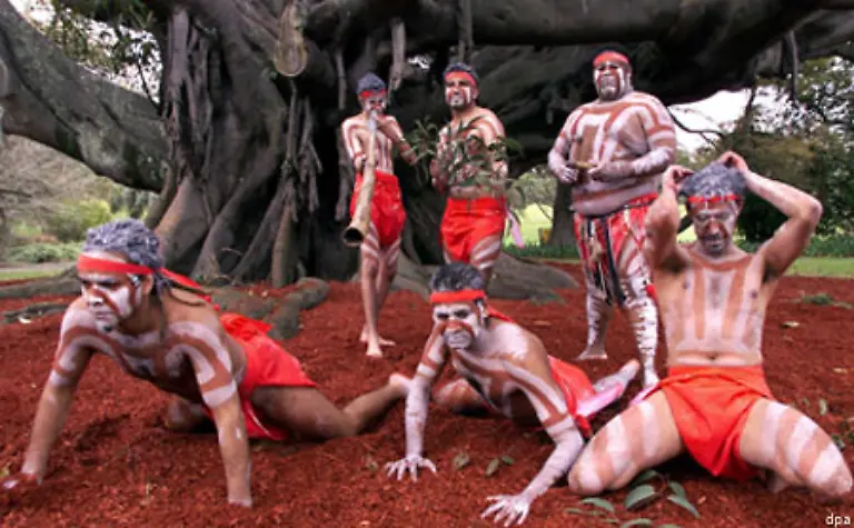 Die-Aborigines-schlagen-aus-dem-Kapital-was-ihnen-noch-geblieben-ist-aus-der-Tradition-die-ihnen-die-weissen-Australier-ueber-Jahrzehnte-austreiben-wollten