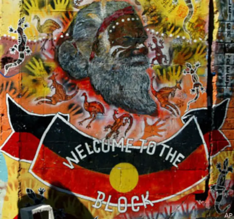 In-The-Block-einem-vor-allem-von-Aborigines-bewohnten-Slum-in-Sydney-zeigt-sich-die-Lebenswirklichkeit-der-Ureinwohner-jenseits-des-bunten-Kultes-in-den-Touristenshows-Es-grassieren-Arbeitslosigkeit-und-Kriminalitaet