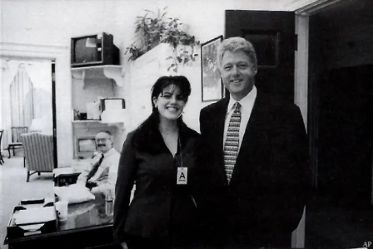 Und-dann-ist-da-noch-die-Affaere-Lewinsky-jenes-Techtel-Mechtel-das-ihr-Mann-den-viele-fuer-einen-notorischen-Schuerzenjaeger-halten-mit-einer-jungen-Praktikantin-hat