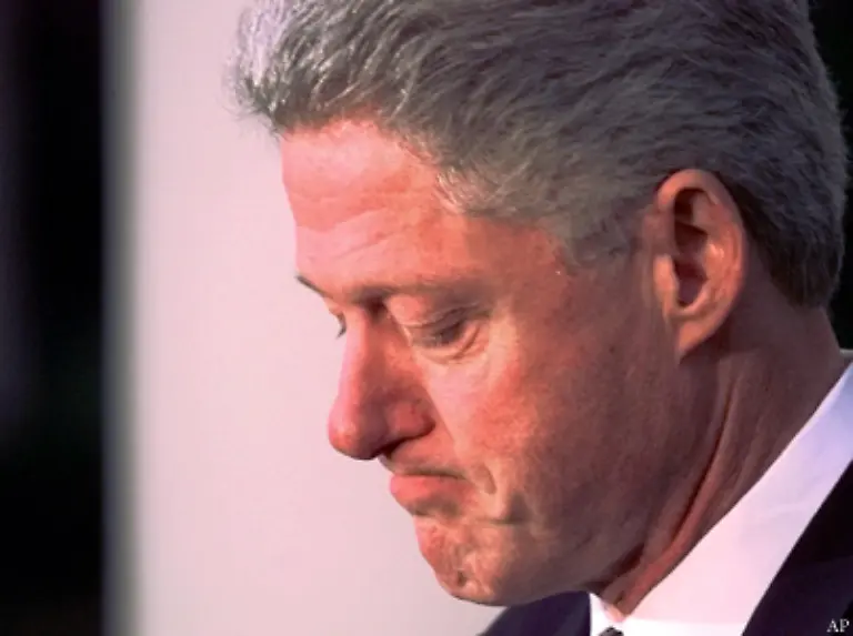 Zunaechst-bestreitet-Clinton-das-Verhaeltnis-spaeter-raeumt-er-eine-unangebrachte-Beziehung-mit-der-Praktikantin-ein