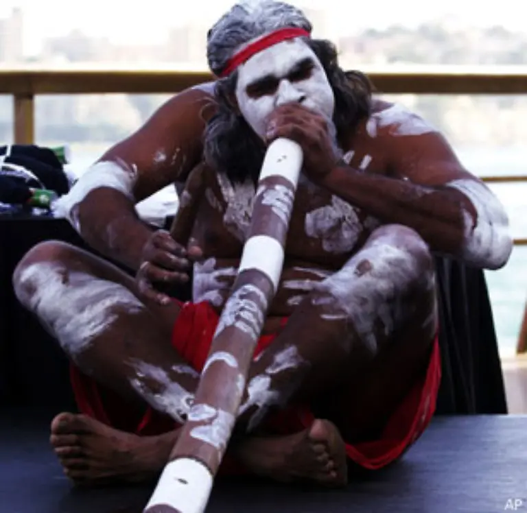 Das-Didgeridoo-ist-neben-dem-Boomerang-das-Markenzeichen-der-Aborigines