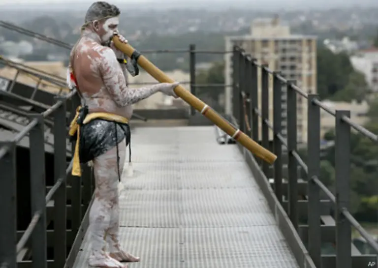 Die-Aborigines-leben-heute-im-Spagat-zwischen-dem-Leben-in-einer-westlichen-Industrienation-und-der-Rueckbesinnung-auf-ihre-Kulte-und-Traditionen