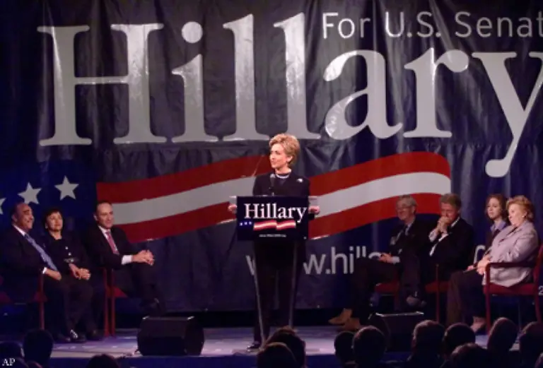 Nachdem-Rudolph-Giuliani-wegen-einer-Krebserkrankung-als-republikanischer-Konkurrent-ausfaellt-kandidiert-Clinton-gegen-Rick-Lazio-und-gewinnt-die-Wahl-klar-mit-55-zu-43-Prozent