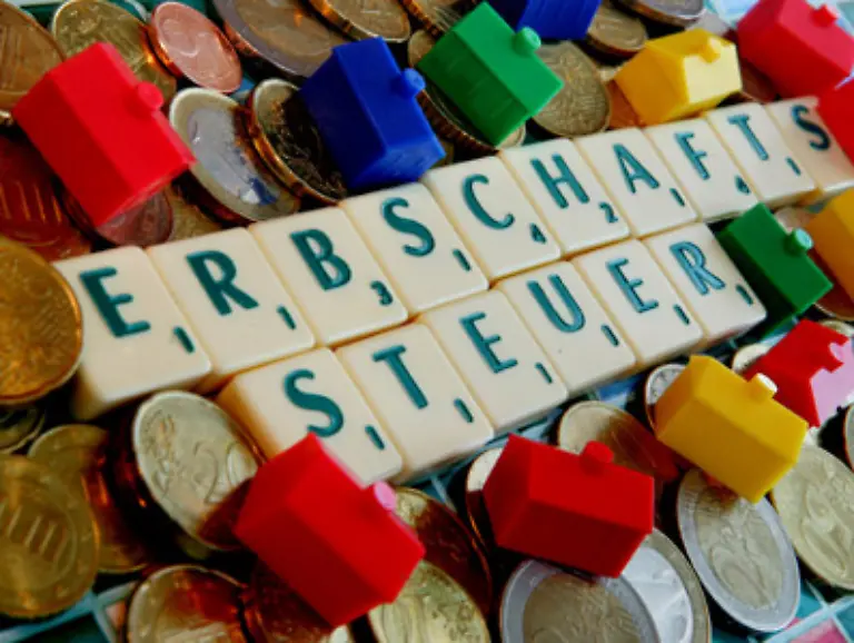 Momentan-kassiert-der-Staat-fuer-alles-was-ueber-5-200-Euro-hinausgeht-zwischen-17-und-50-Prozent-Erbschaftssteuer-Nach-der-geplanten-Erbschaftssteuerreform-kann-man-immerhin-20-000-Euro-steuerfrei-einstreichen