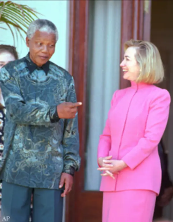 133-sie-ist-vertraut-mit-Nelson-Mandela-sie-kennt-die-Welt-und-die-Grossen-der-Welt