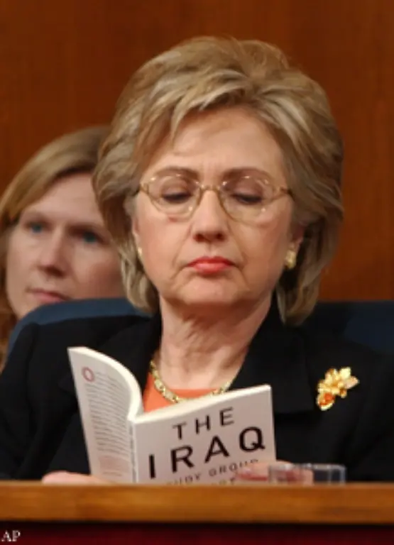 Doch-der-Hauptangriffspunkt-ihrer-Kritiker-ist-Clintons-Zustimmung-zum-Krieg-im-Irak