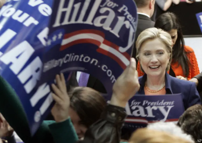 Clintons-Wahlkampf-ist-ein-Projekt-in-Entwicklung-zu-Beginn-ist-sie-die-Staatsmaennische-spaeter-die-Angriffslustige