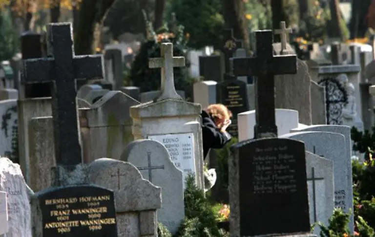 Auch-von-der-Rentenversicherung-des-anderen-kann-man-profitieren-allerdings-erst-posthum-Stirbt-der-Partner-nach-mindestens-einem-Jahr-Ehe-gibt-es-Witwenrente