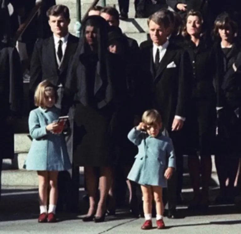 Die-grosse-Witwenrente-erhaelt-allerdings-nur-wer-ein-minderjaehriges-Kind-erzieht-oder-beim-Tod-des-anderen-ueber-44-Jahre-alt-ist-Dann-zahlt-die-Versicherung-55-Prozent-der-Rente-des-Ehepartners-weiter-Allerdings-werden-eigene-Einkuenfte-auf-die-Rente-angerechnet