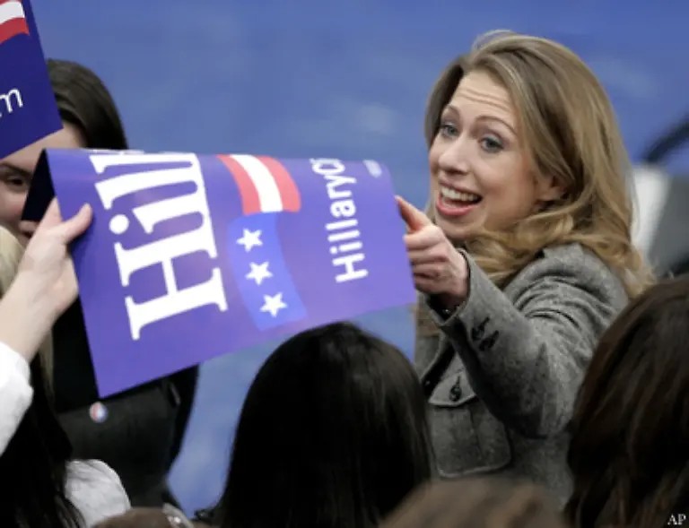 Clintons-Tochter-Chelsea-sonst-eher-oeffentlichkeitsscheu-versucht-der-Kampagne-zu-geben-was-Obama-im-Ueberfluss-zu-haben-scheint-den-Hauch-von-Jugend