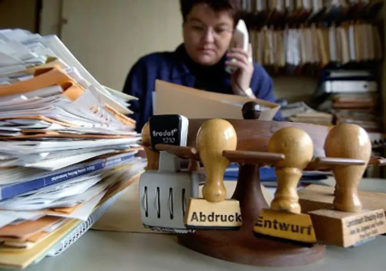 Beamte-wird-das-weniger-interessieren-dafuer-wird-ihnen-ein-anderes-Argument-die-Ehe-schmackhaft-machen-Ihr-Sold-erhoeht-sich-um-den-Familienzuschlag