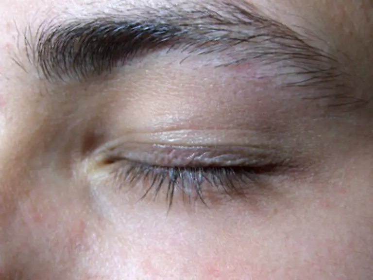 Manchmal-weiss-man-mehr-ueber-die-bessere-Haelfte-als-einem-lieb-sein-kann-Steht-der-Gatte-bzw-die-Gattin-vor-Gericht-geraet-der-mitwissende-Partner-zwischen-die-Fronten