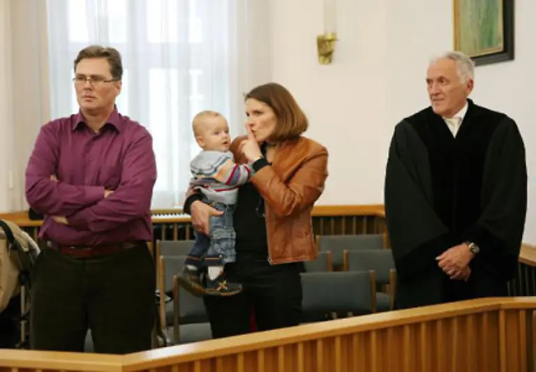 Eheleute-sind-deshalb-nicht-zu-Aussagen-gezwungen-die-den-Partner-belasten-koennten-In-Straf-und-Zivilprozessen-haben-sie-das-Recht-ihre-Aussage-zu-verweigern-Das-gilt-uebrigens-auch-fuer-Verlobte