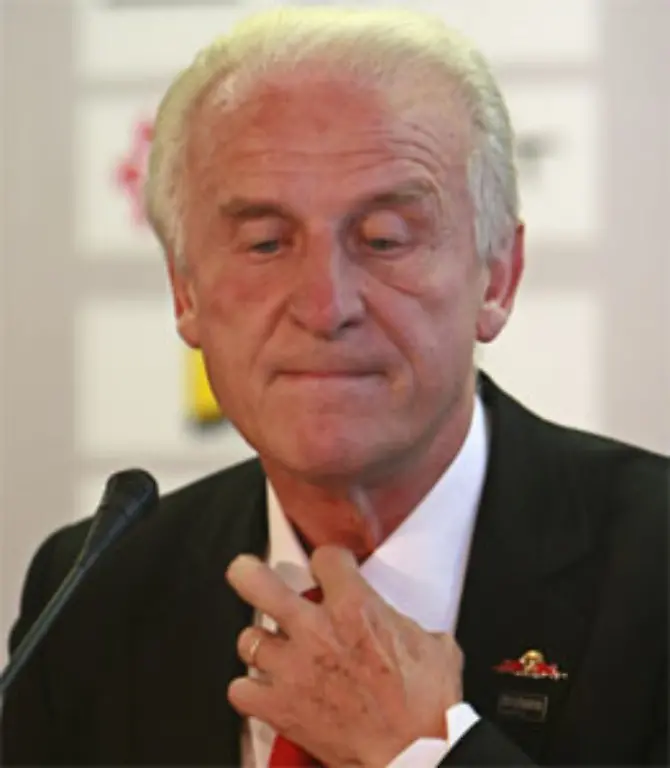 Es-gibt-im-Moment-in-diese-Mannschaft-oh-einige-Spieler-vergessen-ihnen-Profi-was-sie-sind-Ich-lese-nicht-sehr-viele-Zeitungen-aber-ich-habe-gehoert-viele-Situationen