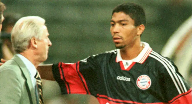 Hat-gespielt-25-Spiele-in-diese-Mannschaft-in-diesem-Verein-Muss-respektieren-die-andere-Kollegen-Haben-viel-nette-Kollegen-stellen-sie-die-Kollegen-in-Frage