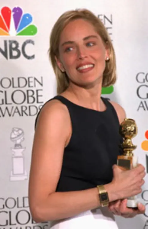 In-der-Rolle-als-drogensuechtige-Mafiaboss-Gattin-holte-sich-Stone-eine-Oscar-Nominierung-und-die-Golden-Globe-Trophaee-als-beste-Darstellerin