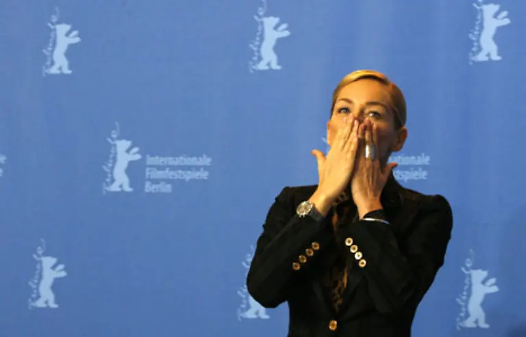 Viel-Applaus-erntete-Stone-bei-der-Berlinale-2007-mit-dem-Drama-When-a-Man-Falls-in-the-Forest-als-muede-Ehefrau-die-in-ihrer-tristen-Beziehung-und-ihren-Emotionen-gefangen-ist-und-zur-Ladendiebin-wird