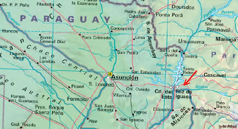 Im-Dreilaendereck-von-Paraguay-Argentinien-und-Brasilien