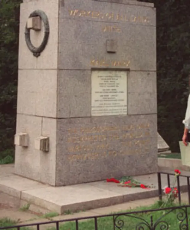 Seit-1956-ziert-ein-von-der-Kommunistischen-Partei-Grossbritanniens-gestiftetes-Marmor-Monument-das-Grab-des-Denkers