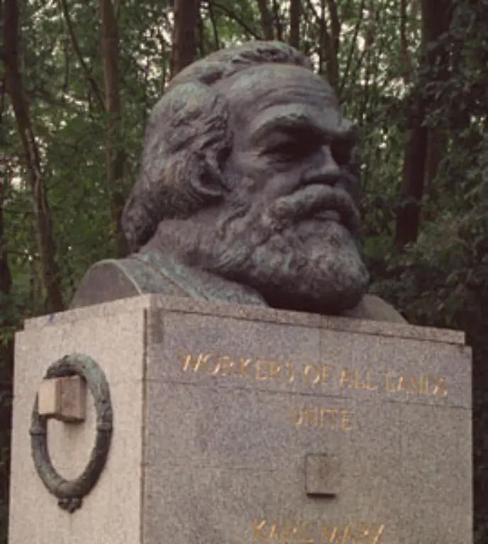 Darauf-ruht-eine-bullige-Bueste-von-Marx-mit-vollem-Haar-und-Rauschebart-Aus-drei-Metern-Hoehe-blickt-er-mit-gerunzelter-Stirn-auf-die-anderen-Graeber-herab