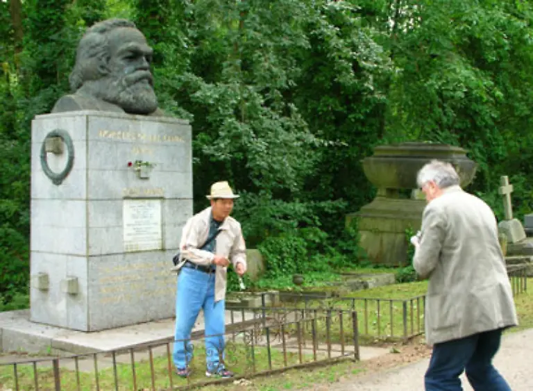 Alle-paar-Minuten-kommen-Besucher-vorbei-Nicht-mehr-wie-frueher-in-grossen-Delegationen-sondern-in-kleinen-Gruppen-sagt-Rowan-Davies-vom-Verein-der-Freunde-des-Highgate-Cemetery