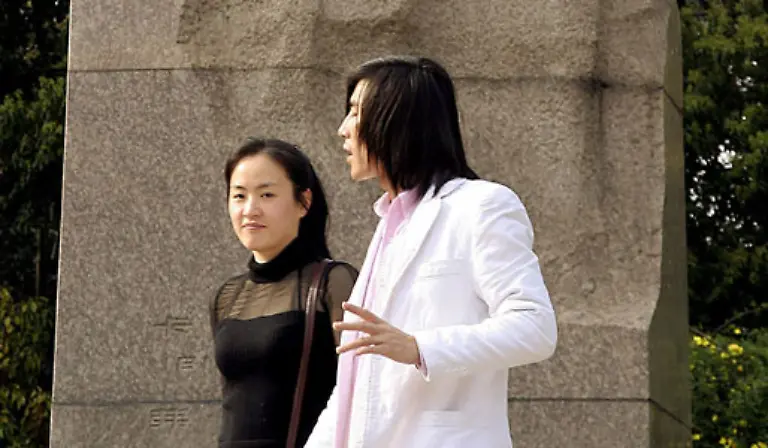 An-Wochenenden-sind-es-je-nach-Wetter-bis-zu-200-Die-meisten-Besucher-seien-Studenten-viele-aus-China-Russland-oder-Deutschland-Einige-braechten-Blumen-mit