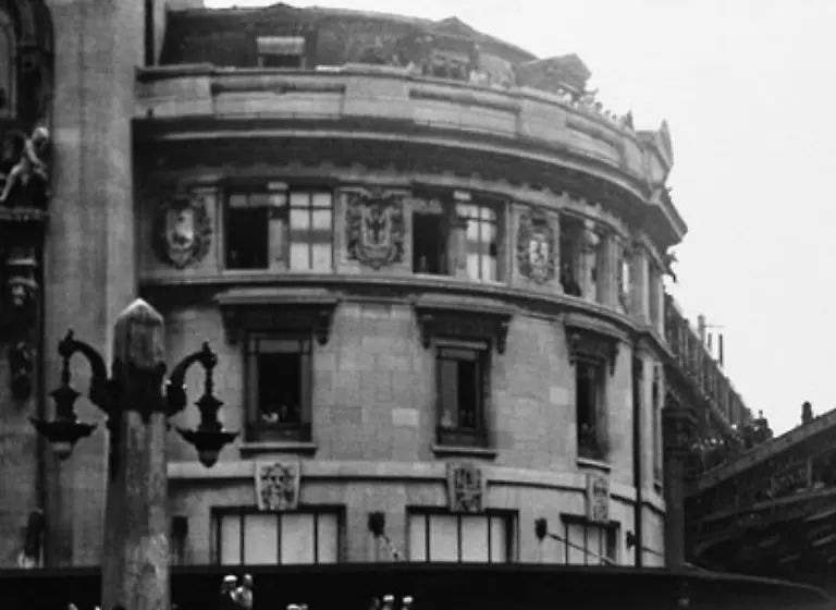 34-Jahre-und-damit-mehr-als-die-Haelfte-seines-Lebens-hatte-Karl-Marx-mit-seiner-Familie-im-Londoner-Exil-gelebt-lange-Zeit-nur-wenige-Kilometer-von-seiner-jetzigen-Ruhestaette-entfernt