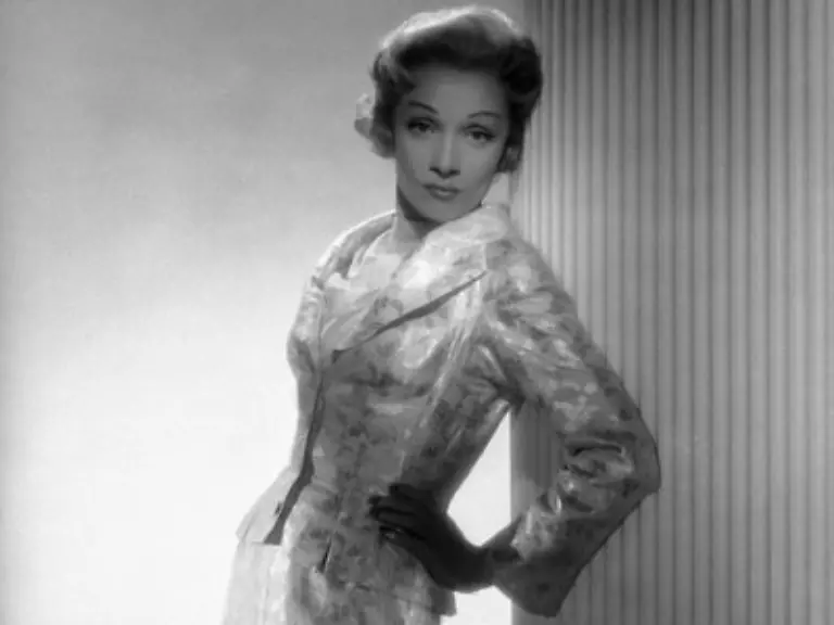 Die-Dame-der-spaeten-Zwanziger-und-fruehen-Dreissiger-Jahre-wurde-vielmehr-in-den-Filmstudios-von-Hollywood-erschaffen-und-in-den-Pariser-Haute-Couture-Salons-eingekleidet