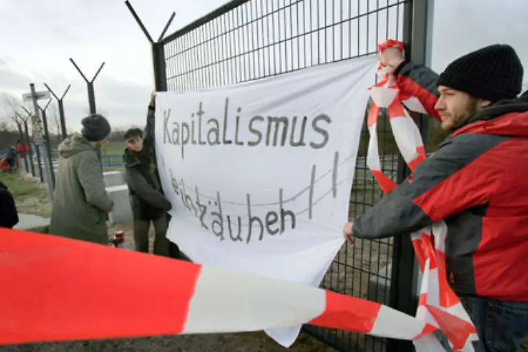 ist-ploetzlich-die-Rede-vom-Primat-der-Oekonomie-ueber-die-Politik-einer-neuen-Klassengesellschaft-Heuschrecken-und-der-Oekonomisierung-aller-Lebensbereiche