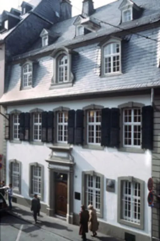 Am-5-Mai-1818-wird-Karl-Marx-als-drittes-von-neun-Kindern-des-juedischen-Rechtsanwalts-Heinrich-und-der-Hausfrau-Henriette-Marx-in-Trier-geboren