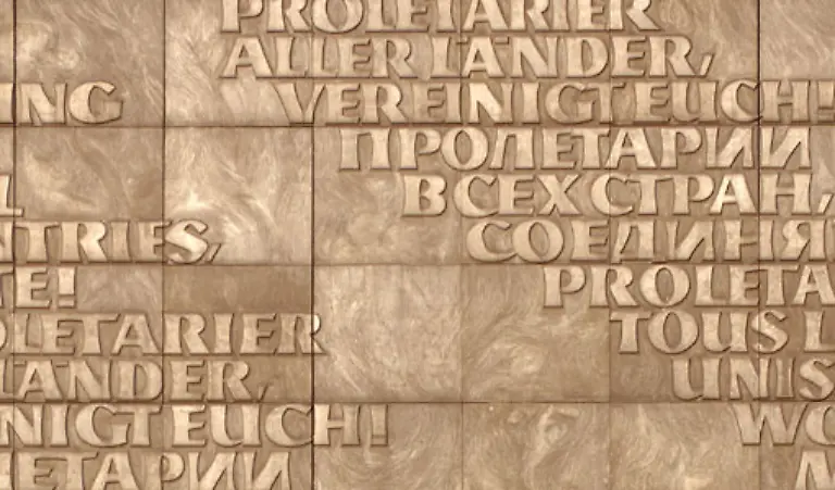 Waehrend-er-das-Kapital-ausarbeitet-beteiligt-er-sich-1864-auch-an-der-Gruendung-der-Internationalen-Arbeiter-Assoziation-Erste-Internationale-Zusammen-mit-Engels-entwirft-Marx-die-Statuten-und-das-grundlegende-Programm-der-Organisation