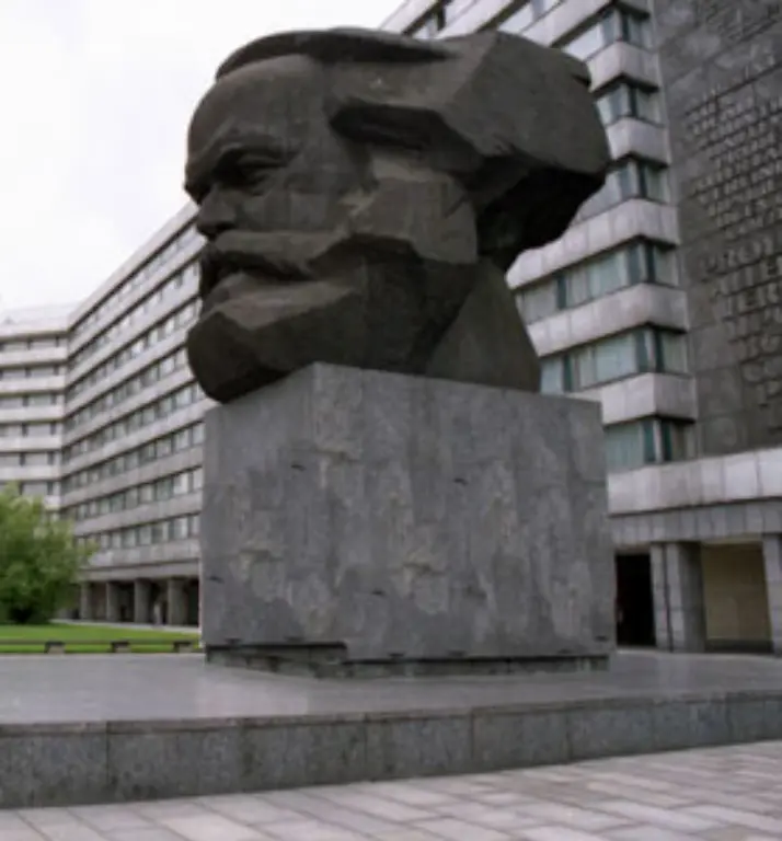 Das-Denken-von-Marx-war-revolutionaer-Der-kommunistische-Vordenker-analysierte-mit-Friedrich-Engels-die-Verhaeltnisse-im-Zeitalter-der-industriellen-Revolution-und-beschrieb-die-Ausbeutung-der-Arbeiterklasse-durch-Unternehmer-und-Feudalherren