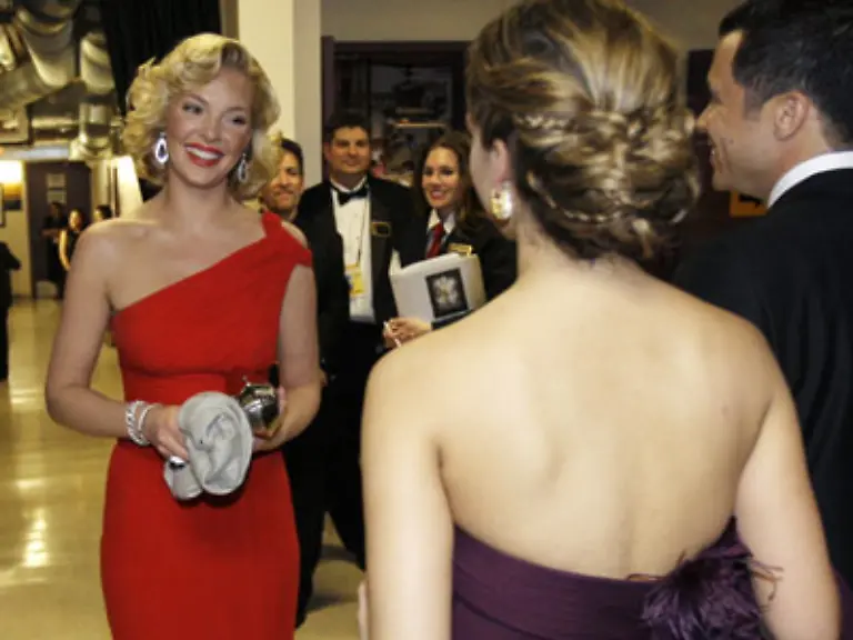Lobend-hervorgehoben-werden-Frauen-wie-Jung-Schauspielerin-Katherine-Heigl-auf-dem-roten-Oscar-Teppich-wenn-sie-den-Look-einer-Glamour-Diva-bieten