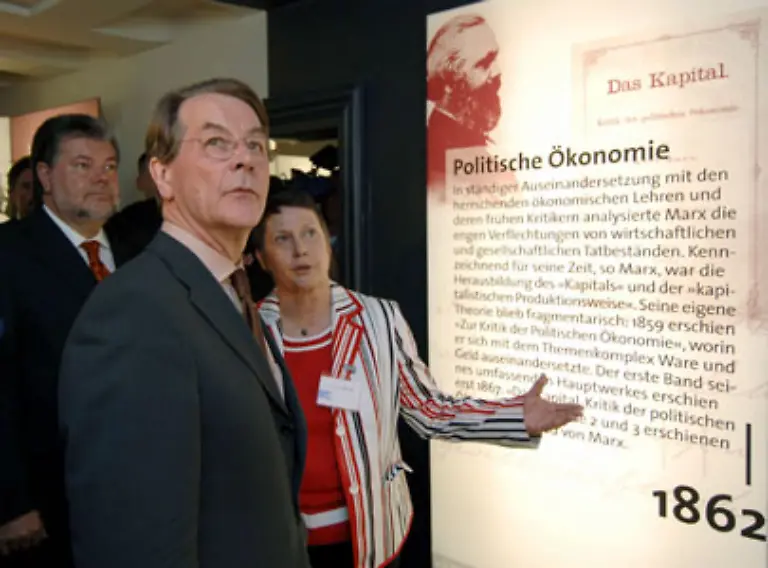 Die-Behauptung-das-Sein-bestimme-das-Bewusstsein-stellte-die-bestehende-Ordnung-in-Frage-Das-Foto-zeigt-Beatrix-Bouvier-wie-sie-Franz-Muentefering-und-Kurt-Beck-durch-das-Karl-Marx-Haus-in-Trier-fuehrt