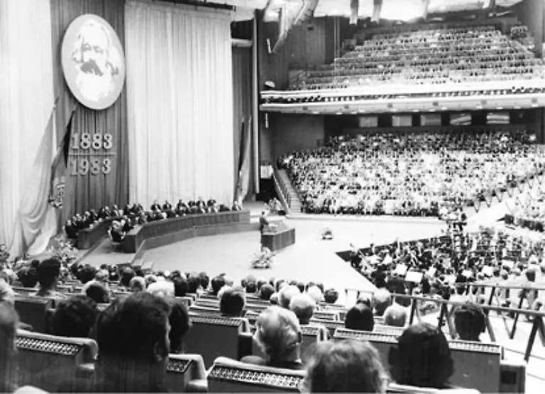 Seine-groesste-Wirkung-hatte-Marx-im-20-Jahrhundert-mit-seinen-Utopien-einer-klassenlosen-Gesellschaft-und-von-sozialer-Gerechtigkeit-Foto-eine-Festveranstaltung-im-Berliner-Palast-der-Republik